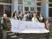 Parte del grupo que reclama clases de italiano posa delante de la Escuela Oficial de Idiomas de Donostia con una pancarta.