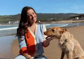 Marta Pombo posa en la playa de Plentzia en compañía de su perra Gaia