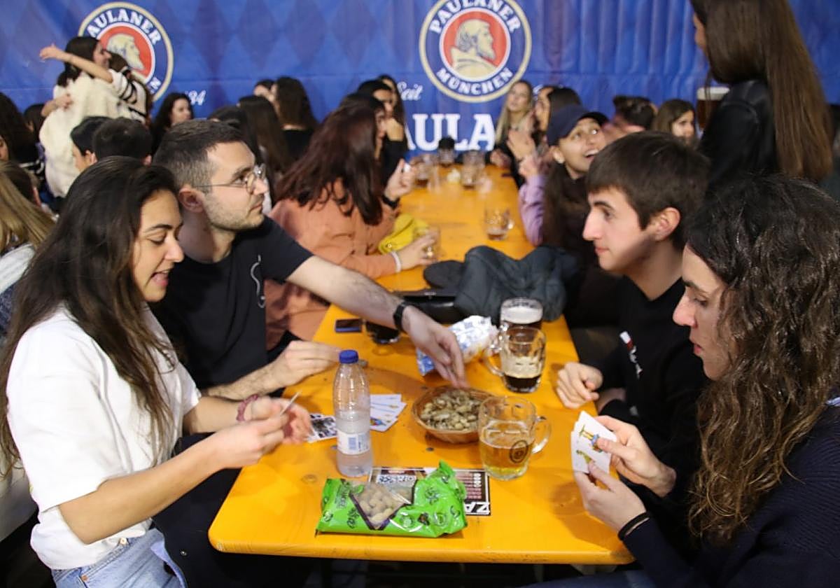 Garagardoa edateaz gain beste hainbat gauza egin daitezke azokan, adibidez musean jolastu.