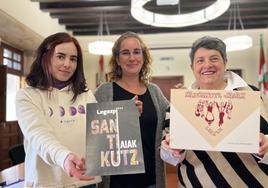 Las ganadoras. Ainara Romero y Espe Larraza mostrando sus obras junto a la concejal de Cultura, Miryam Galilea.