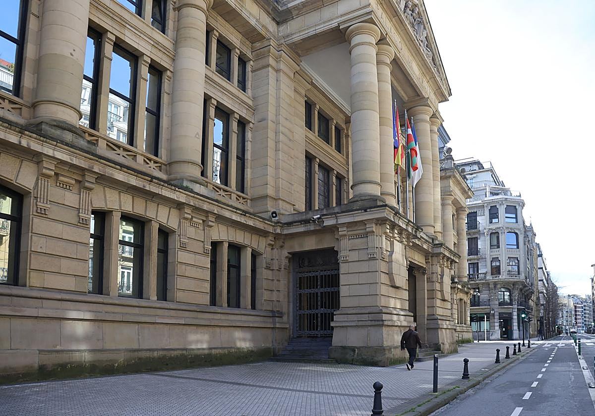 «Nos tiró las escaleras de casa para instalarnos un ascensor y desapareció sin terminar la obra y con todo el dinero»