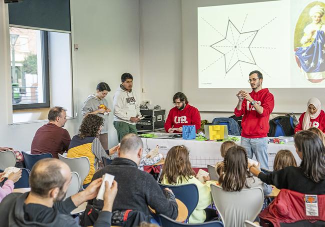 Los integrantes de 'VayaPrimos' imparten un taller en un centro educativo.