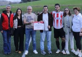 El presidente del Club Deportivo Elgoibar, Txus Alzaga, entregando el cheque a representantes de Cruz Roja, Cáritas, Nuala y Dislegi.