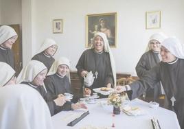 Las hermanas comparten un momento de café y juegos en una salita del santuario.