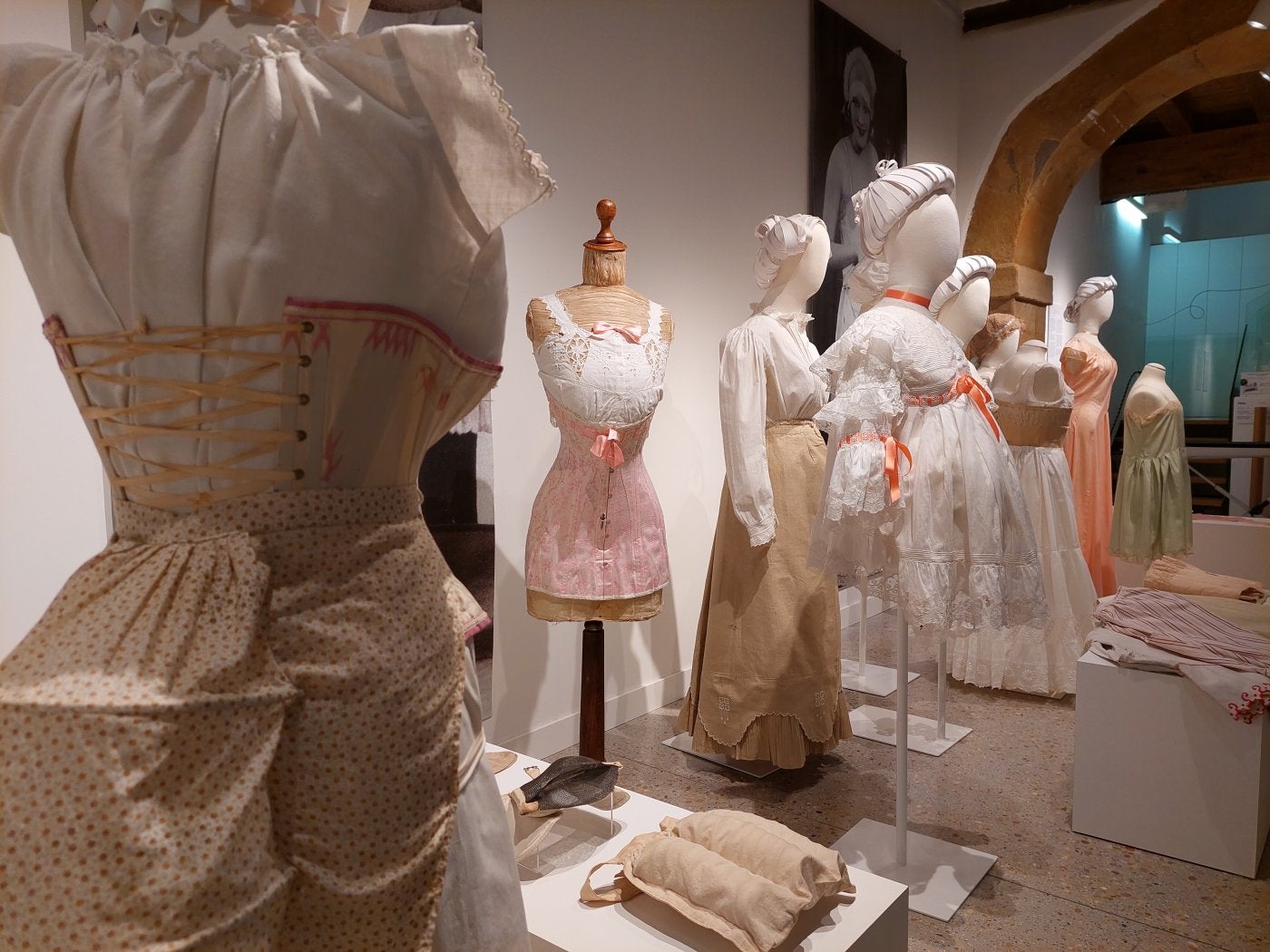 Los espectadores pueden ver el recorrido a la lencería hasta el 28 de abril.