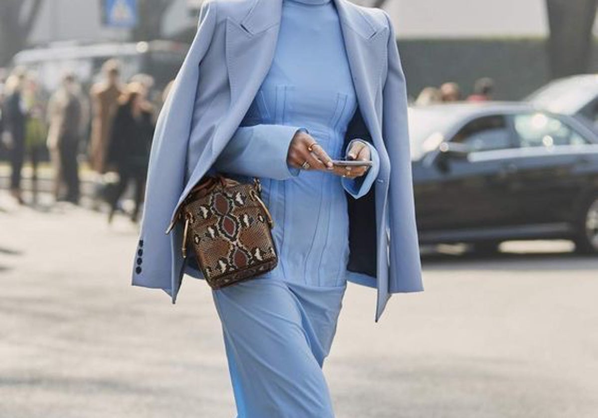 Look con 'blazer' y vestido en azul bebé