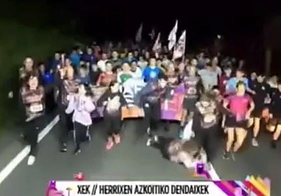 La caída de la alcaldesa de Azkotia, Ana Azkoitia, al arrancar su relevo de la Korrika.