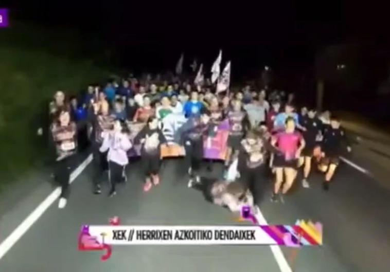 La caída de la alcaldesa de Azkotia, Ana Azkoitia, al arrancar su relevo de la Korrika.
