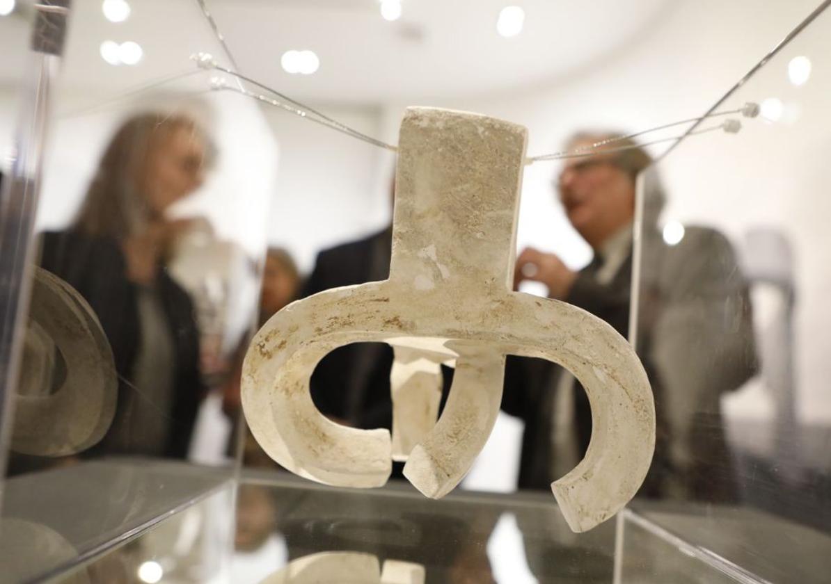Chillida regresa a Chile con la exposición de una treintena de obras gráficas y en papel