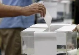 Un ciudadano introduce su voto en una urna electoral.