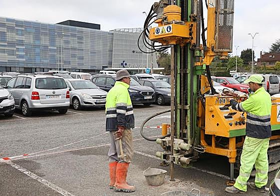 Operarios empezaron a realizar ayer catas de terreno en el actual parking en superficie, donde se construirá el edificio de protonterapia.