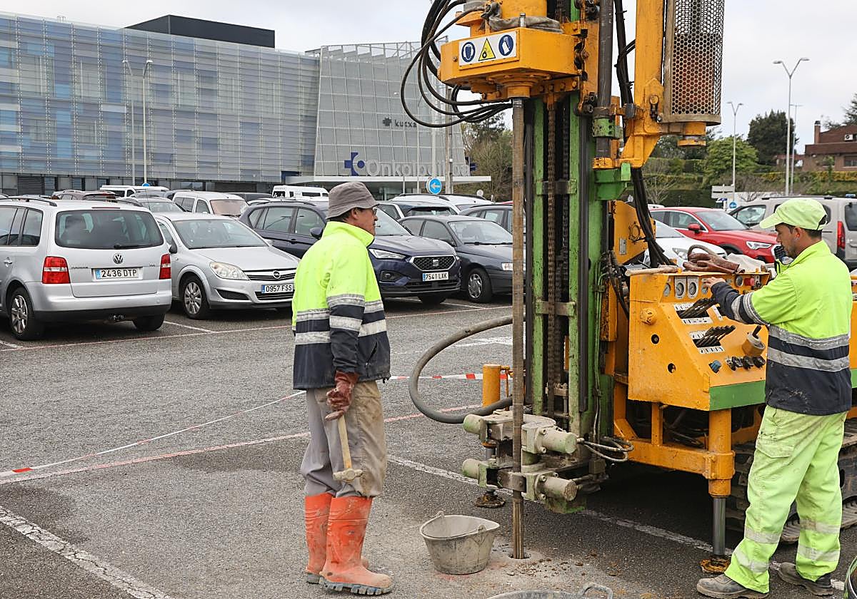 Operarios empezaron a realizar ayer catas de terreno en el actual parking en superficie, donde se construirá el edificio de protonterapia.