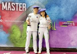 Nora Martinez eta Jone Zumeta Emakume Master Cup-eko txapelarekin.