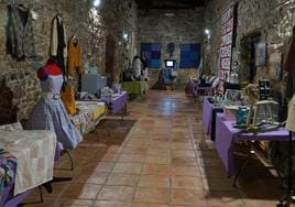 La sala de exposiciones del palacio de Igartza expone varias piezas artesales creadas por las componentes de Asmube.