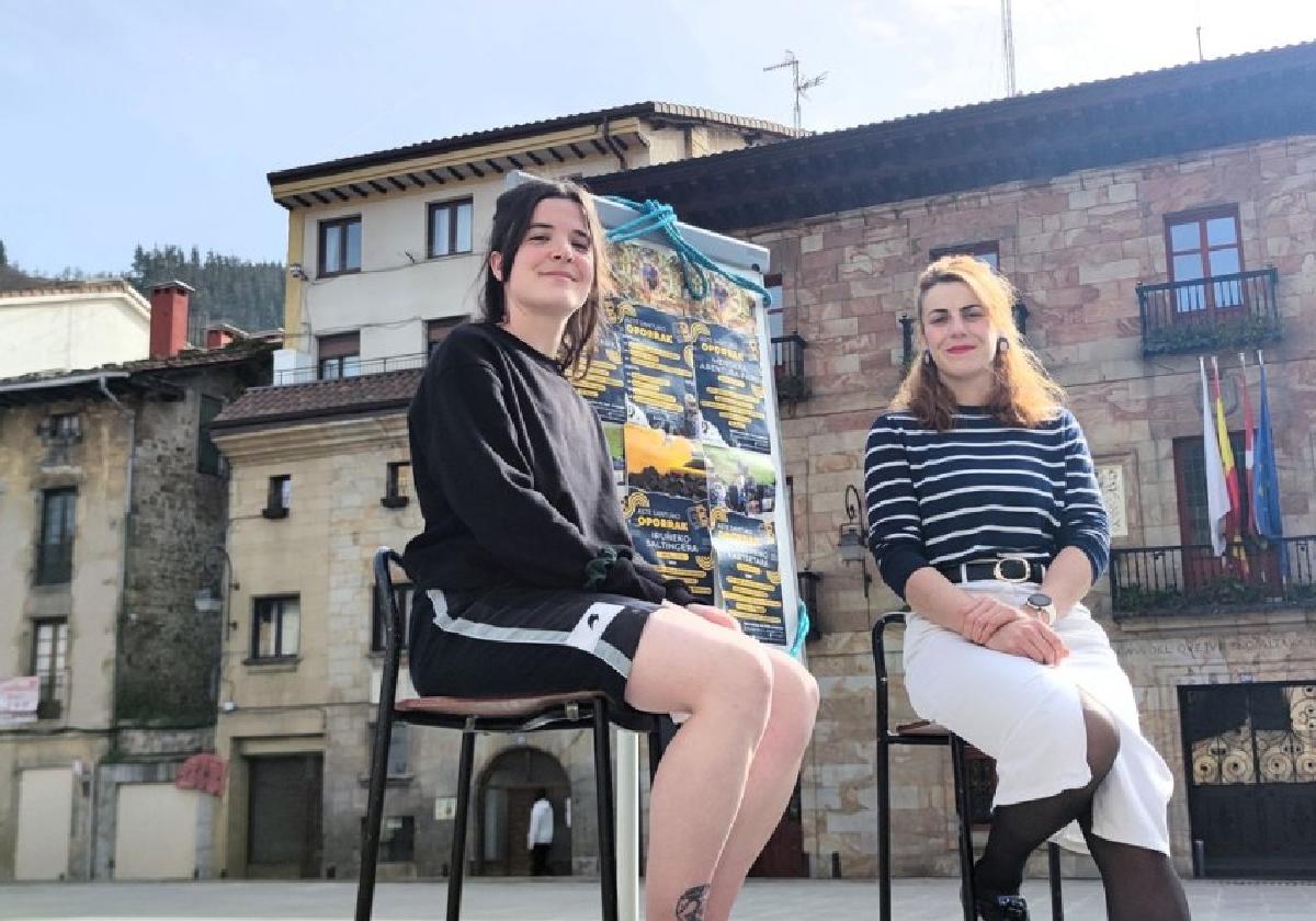 La coordinadora de Gazte Bidean, Leire Agirre, y la concejal Maialen Fidalgo, ayer, en la presentación del programa.