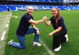 Sanni Franssi y Nerea Eizagirre se chocan la mano, este jueves sobre el césped del Reale Arena.