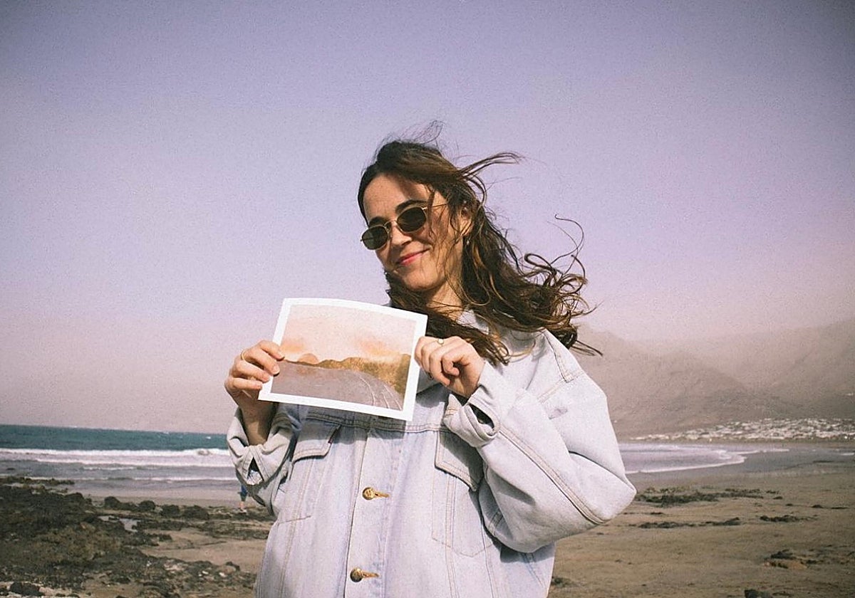 Uxue del Rio posando con una de sus ilustraciones