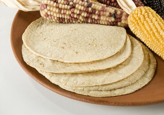 Así se preparan las tortillas de maíz para tacos caseros