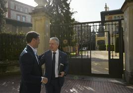 Imanol Pradales e Iñigo Urkullu, a la entrada del Palacio de Ajuria Enea ayer durante un recorrido preelectoral en Vitoria.