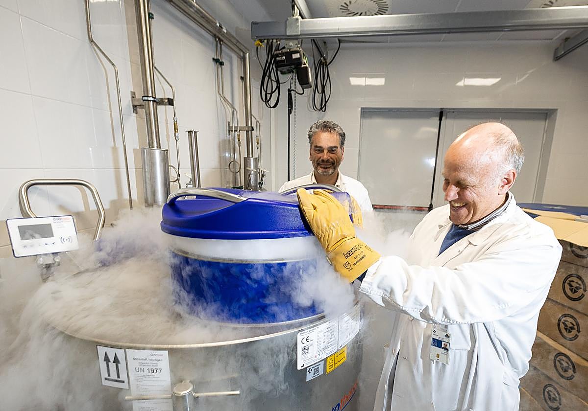 Carlos Panizo y Ander Izeta manipulan un tanque donde las células se exponen a nitrógeno líquido.