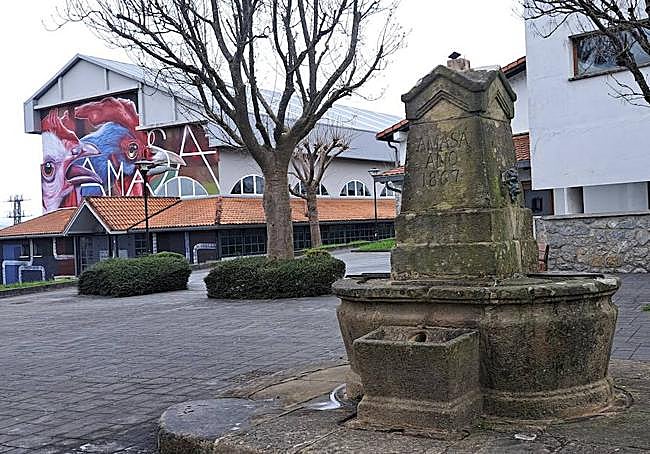 La antigua fuente ubicada en la plaza de Amasa que data de 1867.