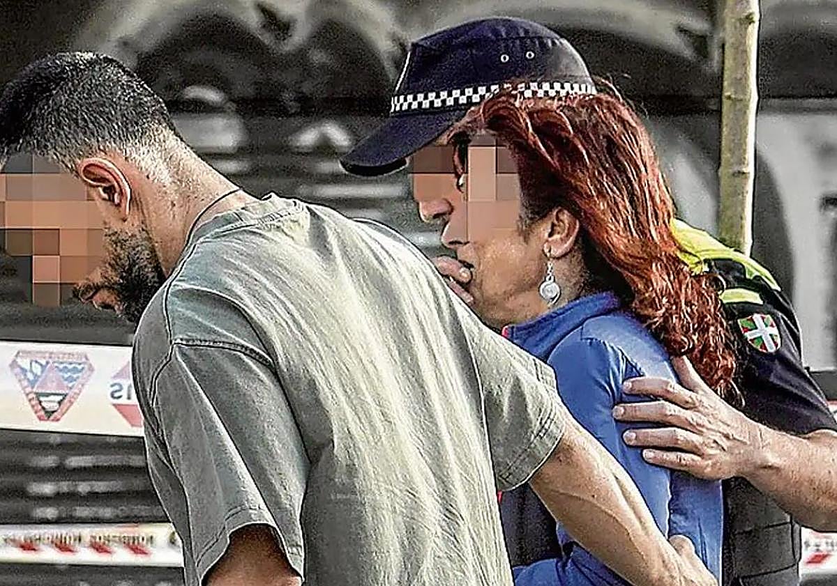 Imagen principal - Un agente uniformado acompaña a una familiar del pequeño de 11 meses, mientras que otro graba desde la ventana donde ocurrieron los hechos. Un policía fotografía el lugar del impacto junto al pañal del bebé. 