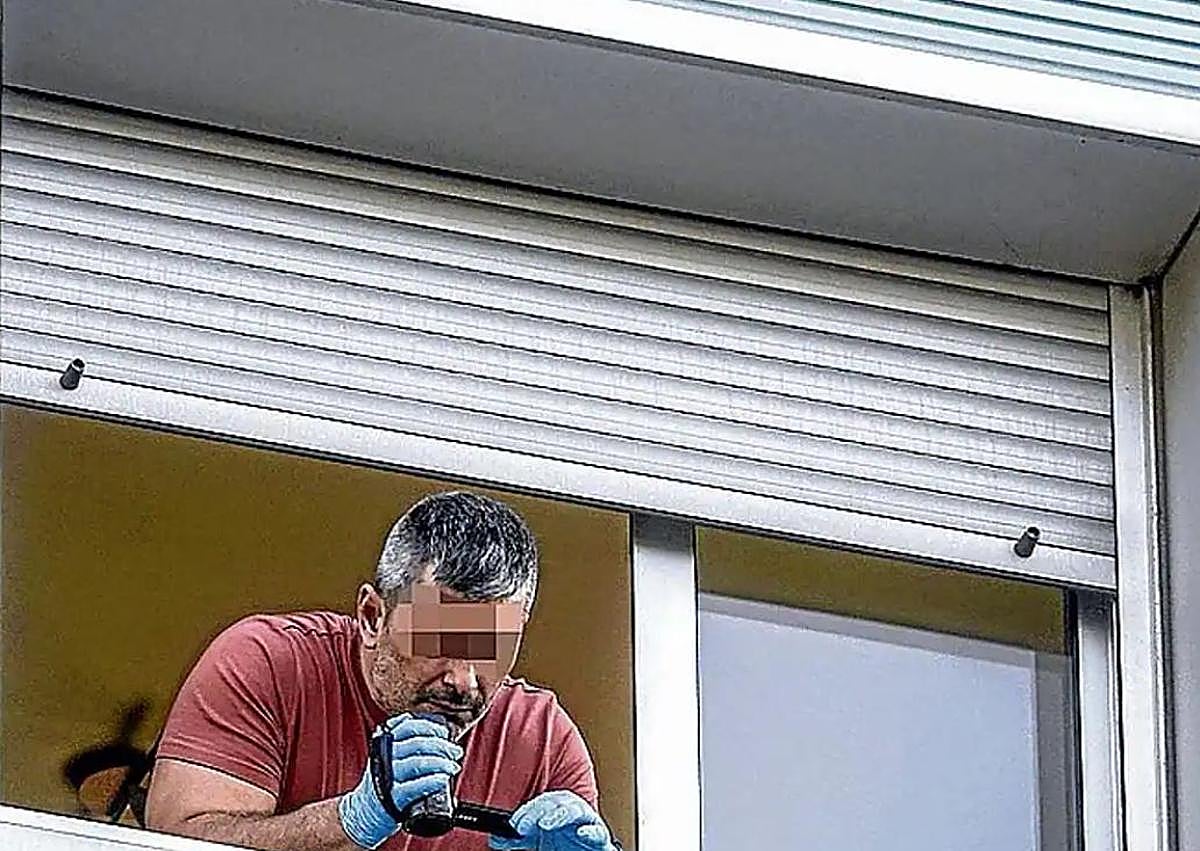 Imagen secundaria 1 - Un agente uniformado acompaña a una familiar del pequeño de 11 meses, mientras que otro graba desde la ventana donde ocurrieron los hechos. Un policía fotografía el lugar del impacto junto al pañal del bebé. 