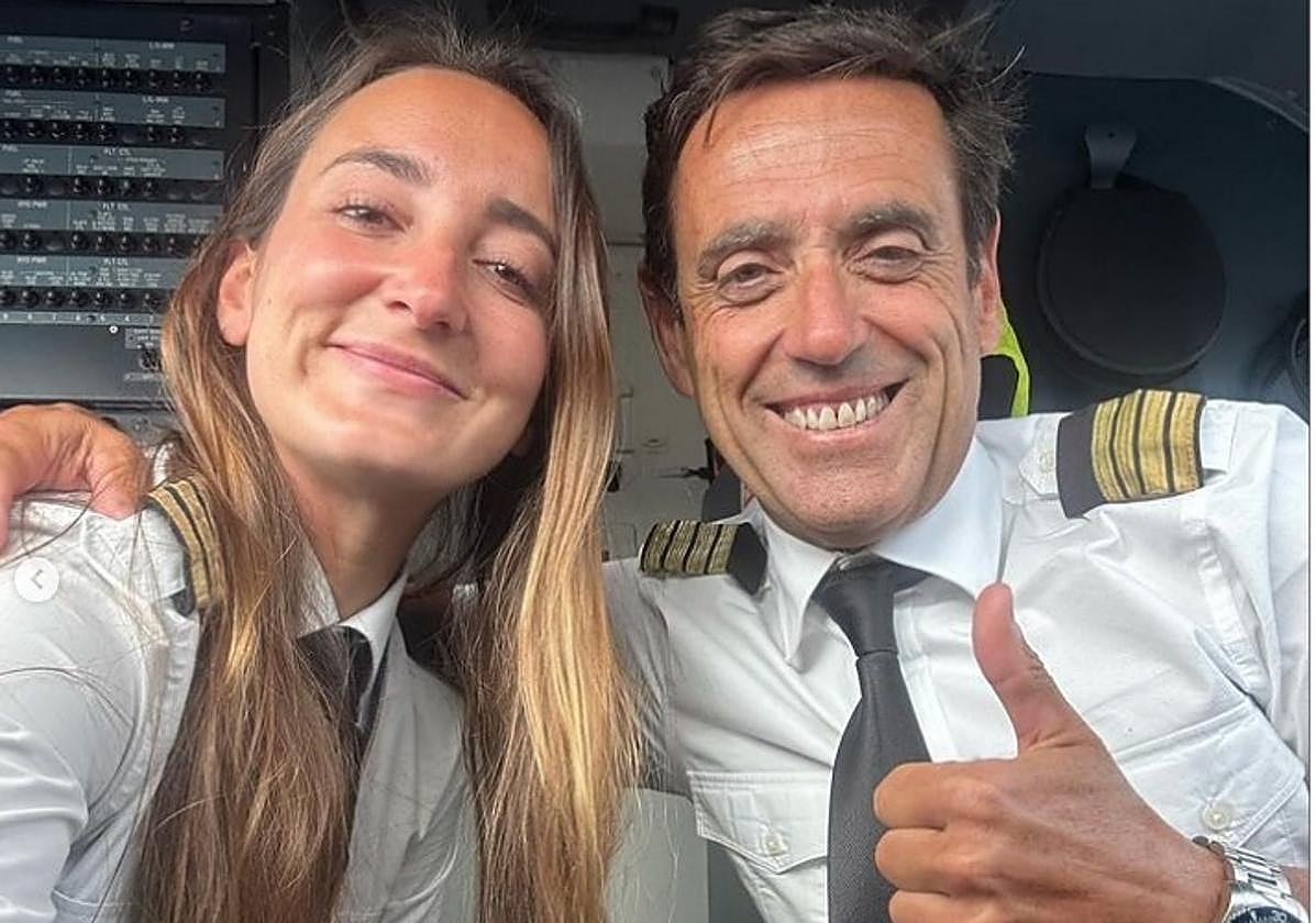 Lucía Pombo e Iñaki Tolosa posan sonrientes en la cabina de avión