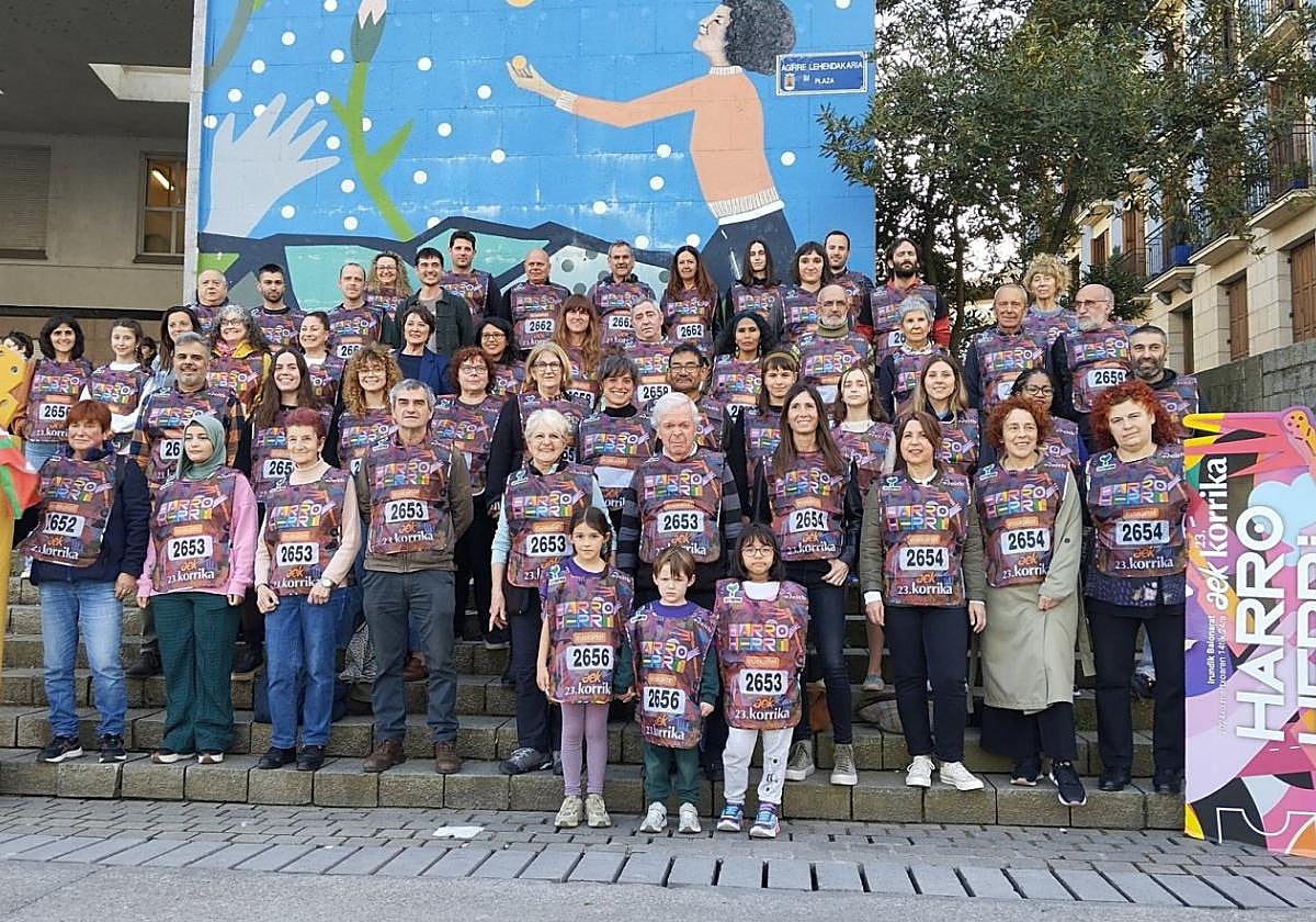 30 aldiz aldatuko da lekukoa eskuz eskuz. Argazki honetan, lekuko-eramaileak.