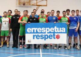 Jugadores, entrenadores y árbitros se unen al inicio de los partidos en Majori para fomentar el respeto en el deporte.