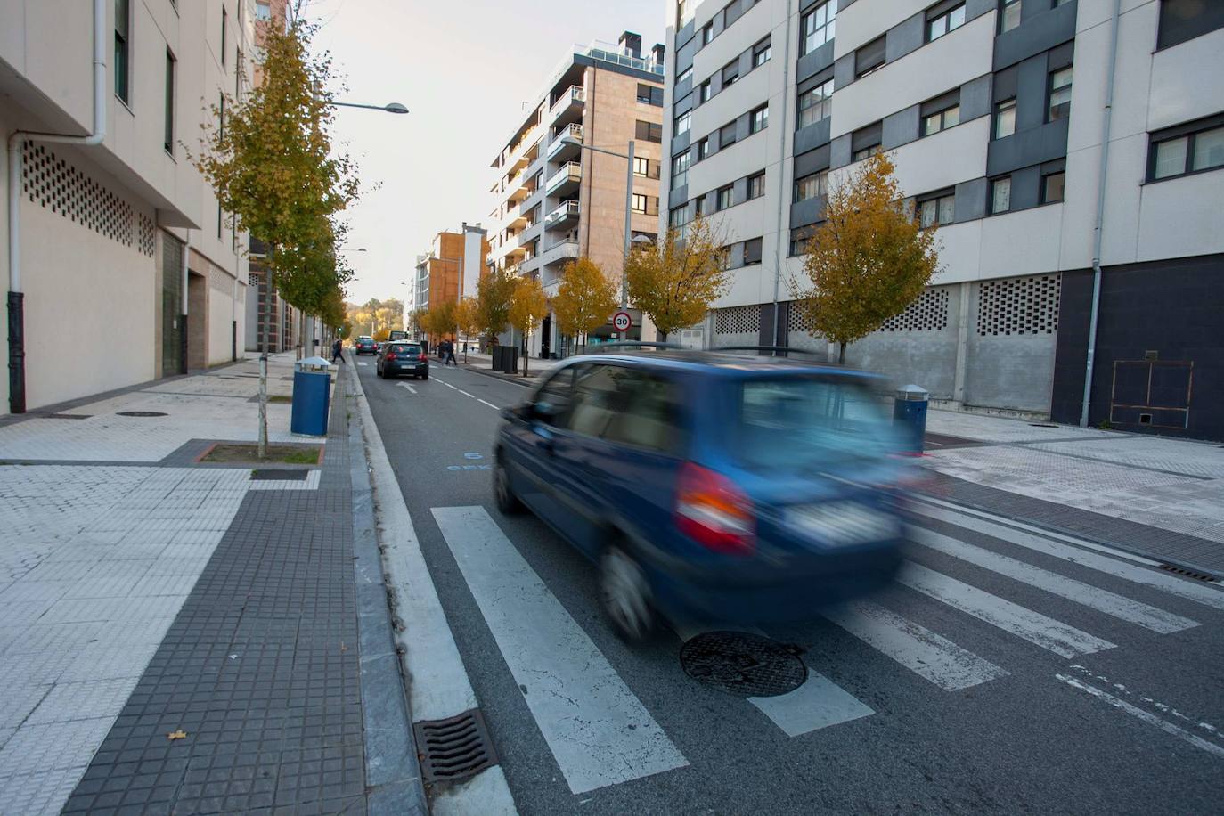 Un coche circula por San Sebastián.