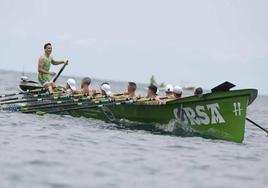 La trainera de Hondarribia, durante una bandera de la Liga Eusko Label de la ACT del año pasado.