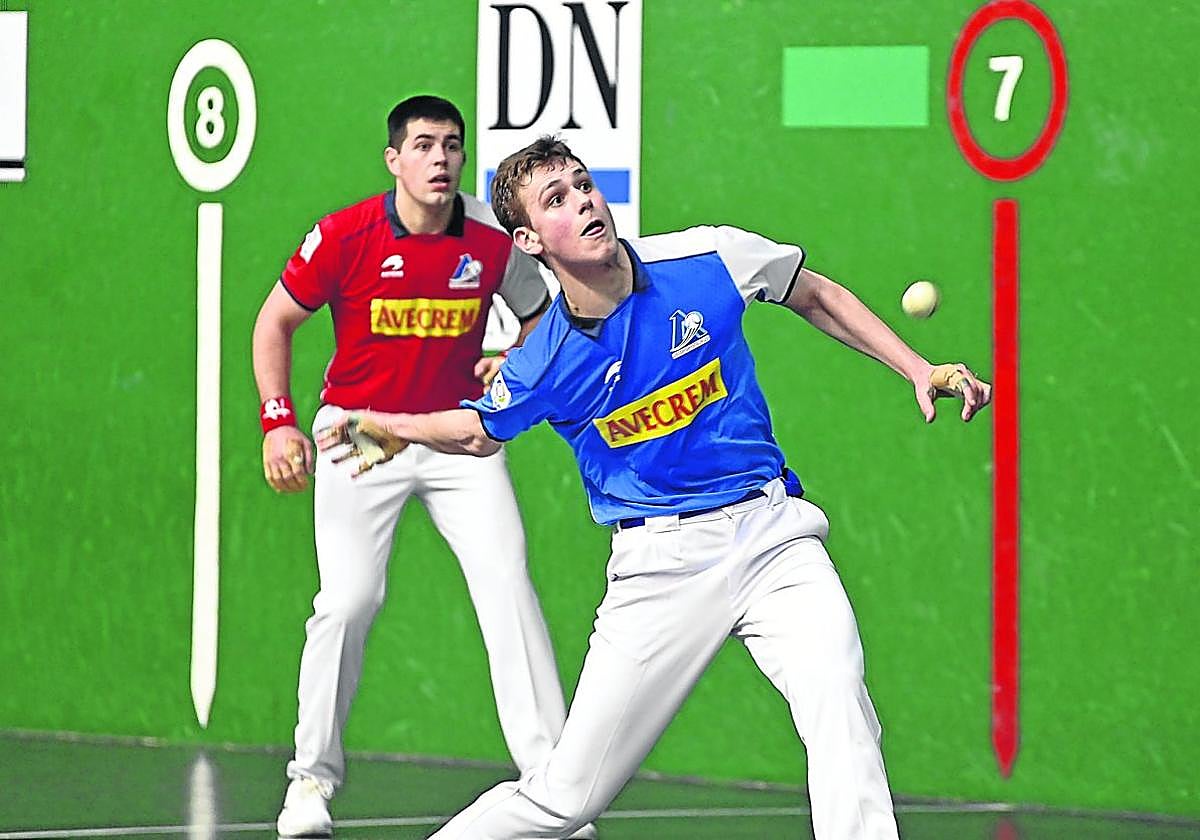 El debutante Arkaitz Gabirondo suelta un derechazo con Xabi Tolosa a la espalda, este domingo en el Beotibar.