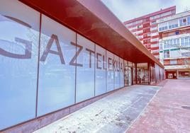 Entrada del servicio municipal Gazteleku, espacio destinado al ocio, entretenimiento y desarrollo de los jóvenes lasarteoriatarras.