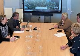 Getariako EAJ-PNVko kideak Maria Ubarretxena eta Mikel Uribetxebarriarekin bilduta Donostian.