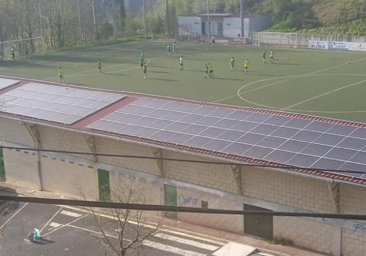 Placas solares instaladas sobre la cubierta del graderío del campo de fútbol de Ezozia.