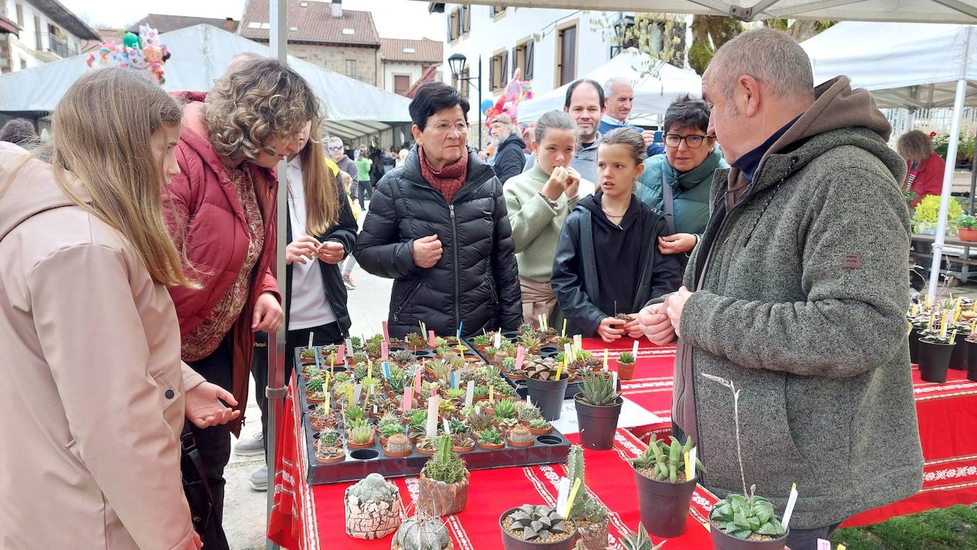 Gran ambiente en la feria de flores y plantas de Segura