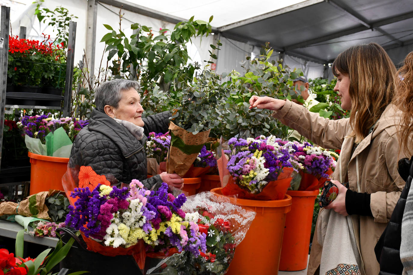 Gran ambiente en la feria de flores y plantas de Segura