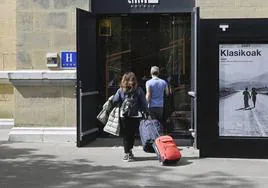 Dos turistas acceden al interior del hotel One Shot de Tabakalera, en Donostia.