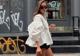 Look con camisa blanca de estilo romántico