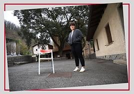 Ianire Arantzabe, cantante de Esanezin, en la plaza de s pueblo