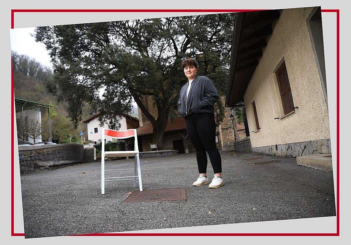 Ianire Arantzabe, cantante de Esanezin, en la plaza de s pueblo