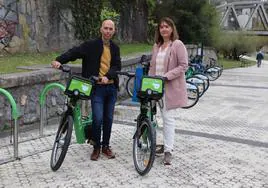 Igor González, director general de Dbus, y Olatz Yarza, concejala de Movilidad, junto a los nuevos arquillos pintados de verde que servirán para aparcar.