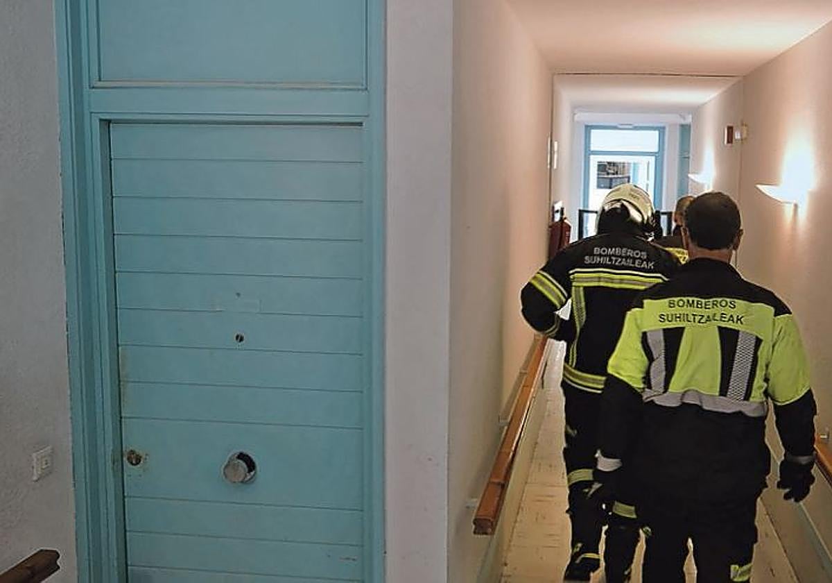 omberos y policías municipales acudieron este domingo al edificio de apartamentos tutelados