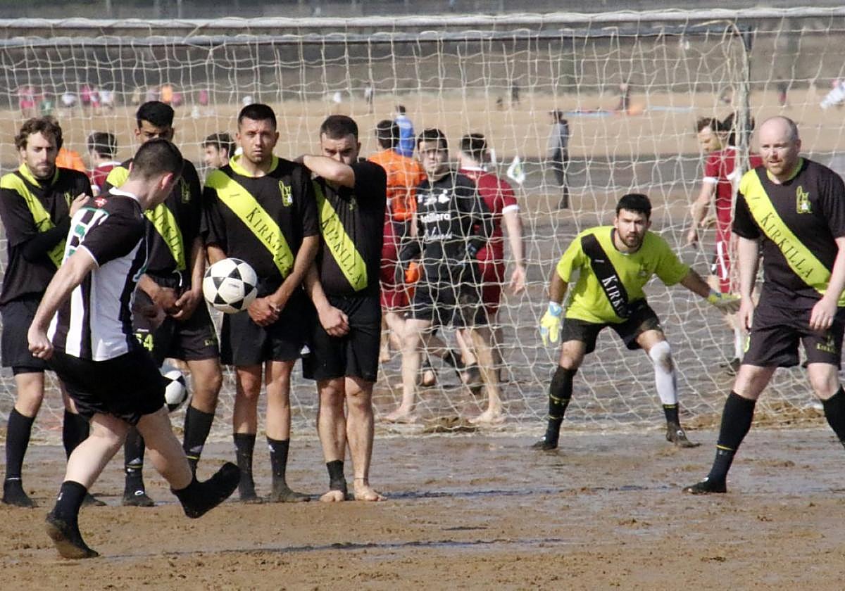 Este lanzamiento de falta del Asti Pinturak terminaría en gol, aunque no de forma directa.