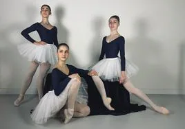 Daniela Sierra, Irene Amunarriz y Adriana Marquiegui, alumnas de la academia Basque Ballerina.