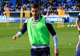 Expectación. André Silva realiza un pase ayer en el entrenamiento a puerta abierta en Zubieta.