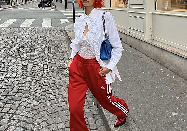 'Mix and match look' con un pantalón Adidas 'Firebird'