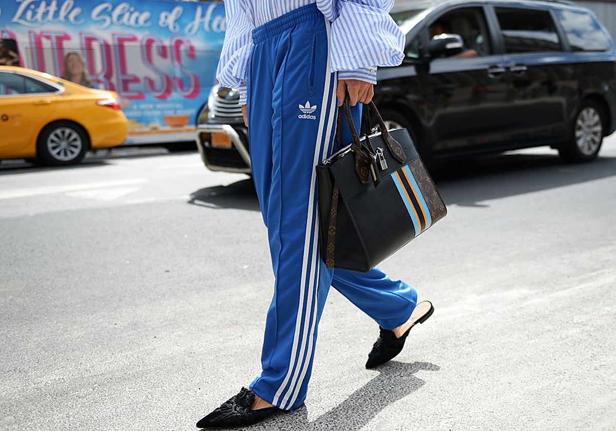 Look con un pantalón Adidas 'Firebird'