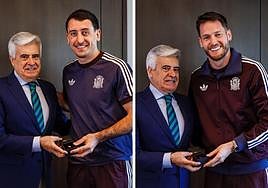 Mikel Oyarzabal y Álex Remiro reciben sus insignias a manos de Pedro Rocha.